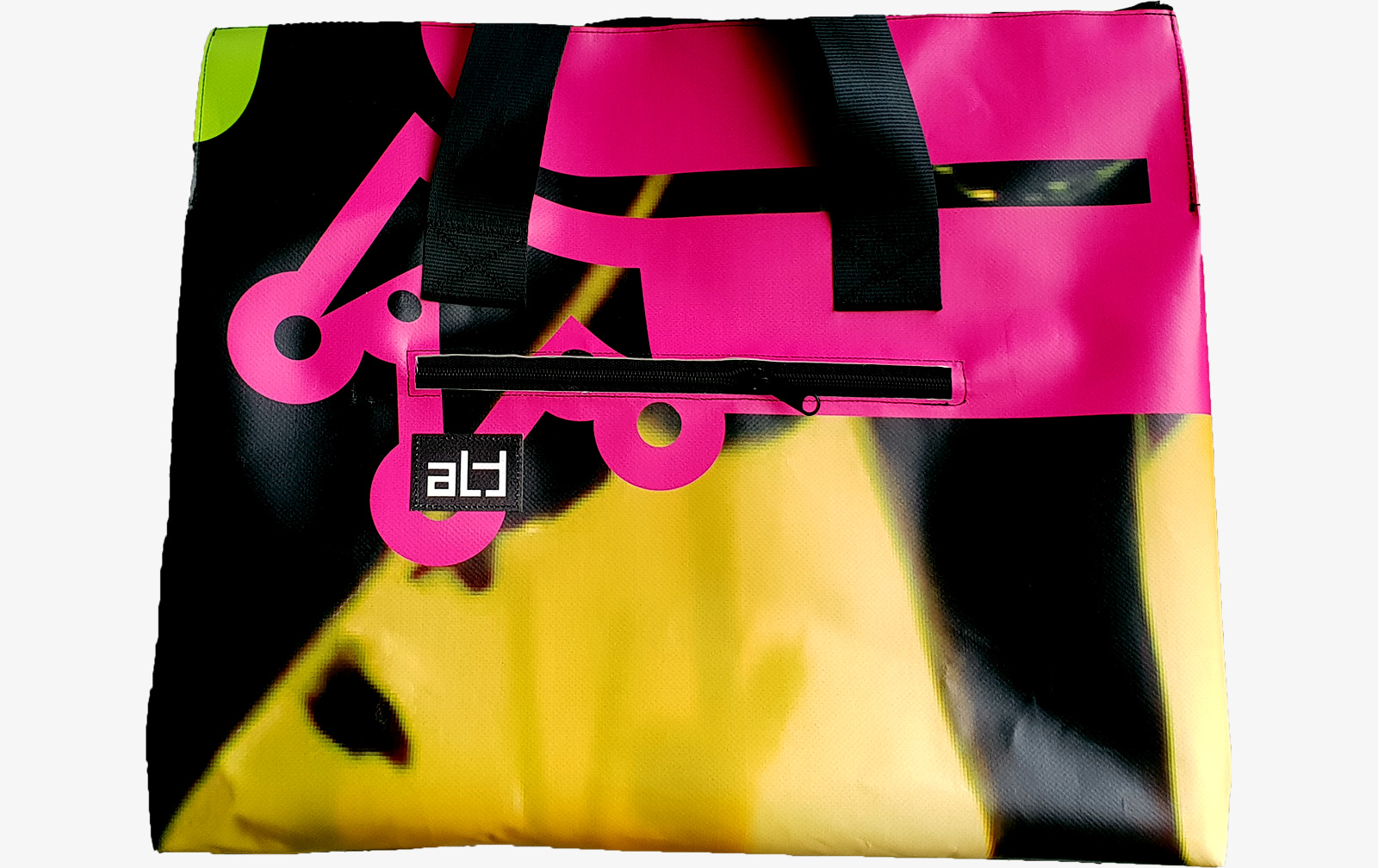 Das Modell "Fly": Unsere Blachentaschen haben jedem noch so anspruchsvollen Geschmack etwas zu bieten. Die Taschen sind nicht nur schön anzusehen, sondern auch praktisch, robust und multifunktional. Ob für den Alltag oder im Ausgang - mit unseren Modellen